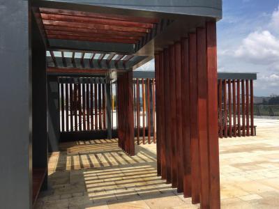 高坪區(qū)江東大道標美路王府井外側(cè)菠蘿格廊架